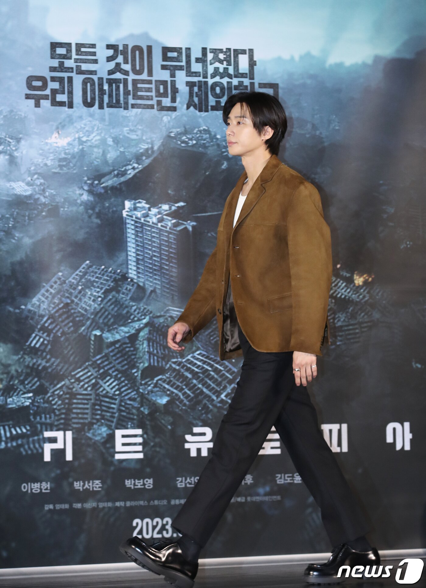 본문 이미지 - 배우 박서준이 21일 서울 광진구 롯데시네마 건대입구에서 열린 영화 '콘크리트 유토피아'(감독 엄태화) 제작보고회에 참석하고 있다. ⓒ News1 권현진 기자