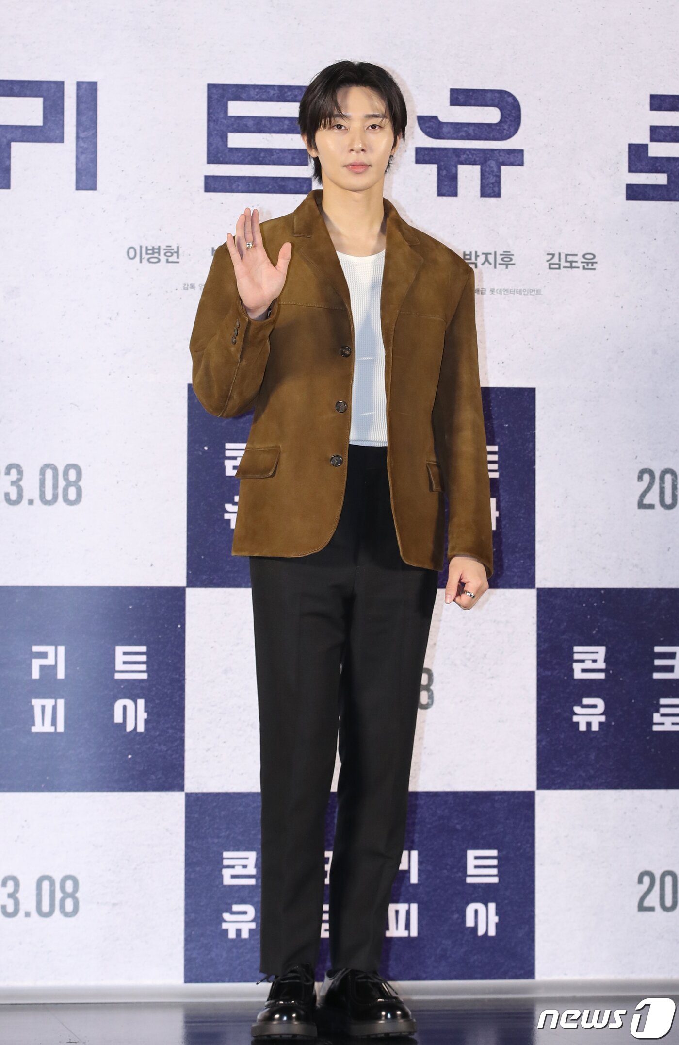 본문 이미지 - 배우 박서준이 21일 서울 광진구 롯데시네마 건대입구에서 열린 영화 '콘크리트 유토피아'(감독 엄태화) 제작보고회에서 손 인사를 하고 있다. ⓒ News1 권현진 기자