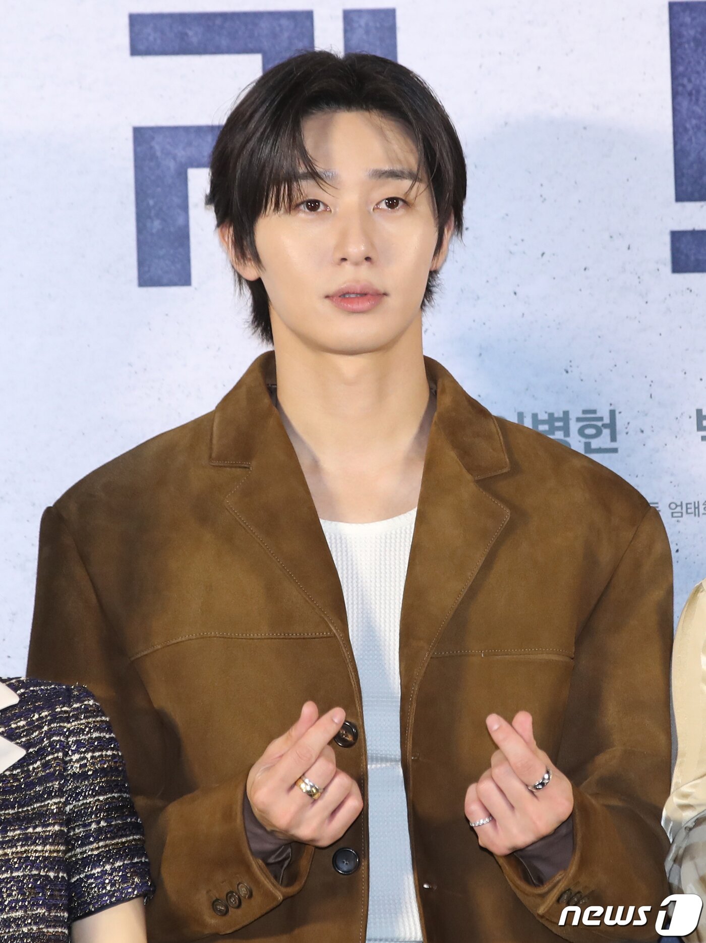 본문 이미지 - 배우 박서준이 21일 서울 광진구 롯데시네마 건대입구에서 열린 영화 '콘크리트 유토피아'(감독 엄태화) 제작보고회에서 포즈를 취하고 있다.  ⓒ News1 권현진 기자