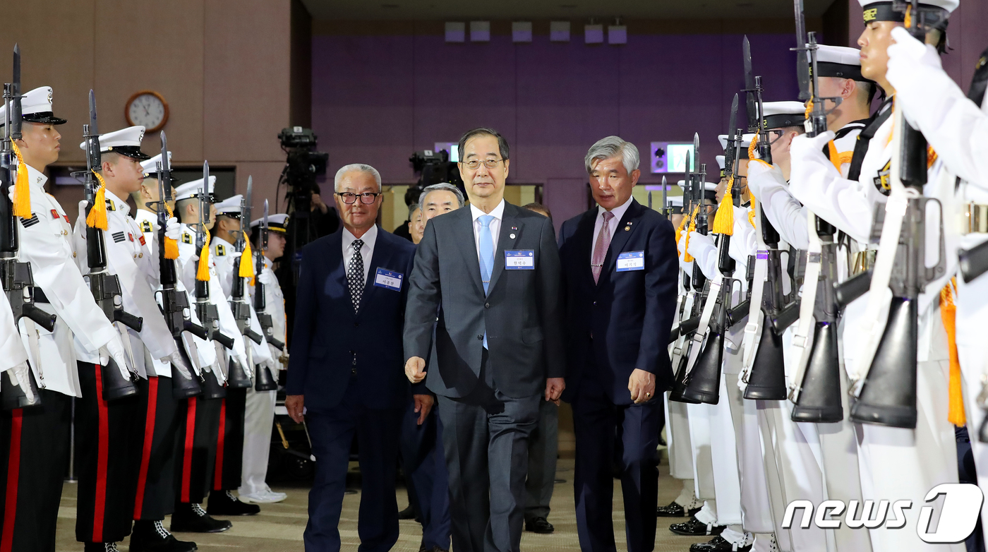 (세종=뉴스1) 장수영 기자 = 한덕수 국무총리가 21일 세종시 정부세종컨벤션센터에서 열린 제20회 병역명문가 시상식에 참석하고 있다.병역명문가는 대한민국에서 3대 모두가 현역 군 …