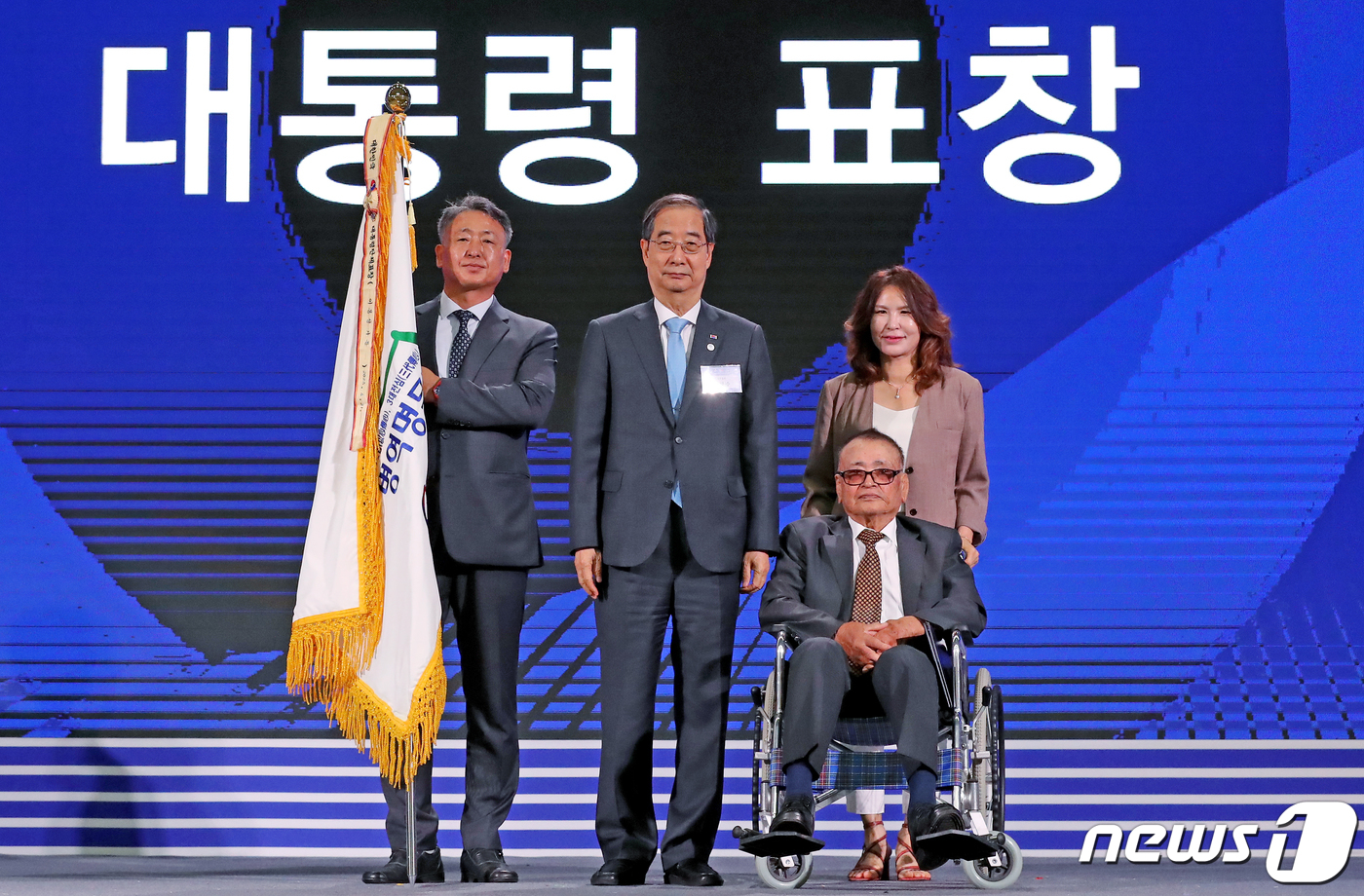 (세종=뉴스1) 장수영 기자 = 한덕수 국무총리가 21일 세종시 정부세종컨벤션센터에서 열린 제20회 병역명문가 시상식에서 이봉성 가문에 대통령 표창을 하고 있다.병역명문가는 대한민 …