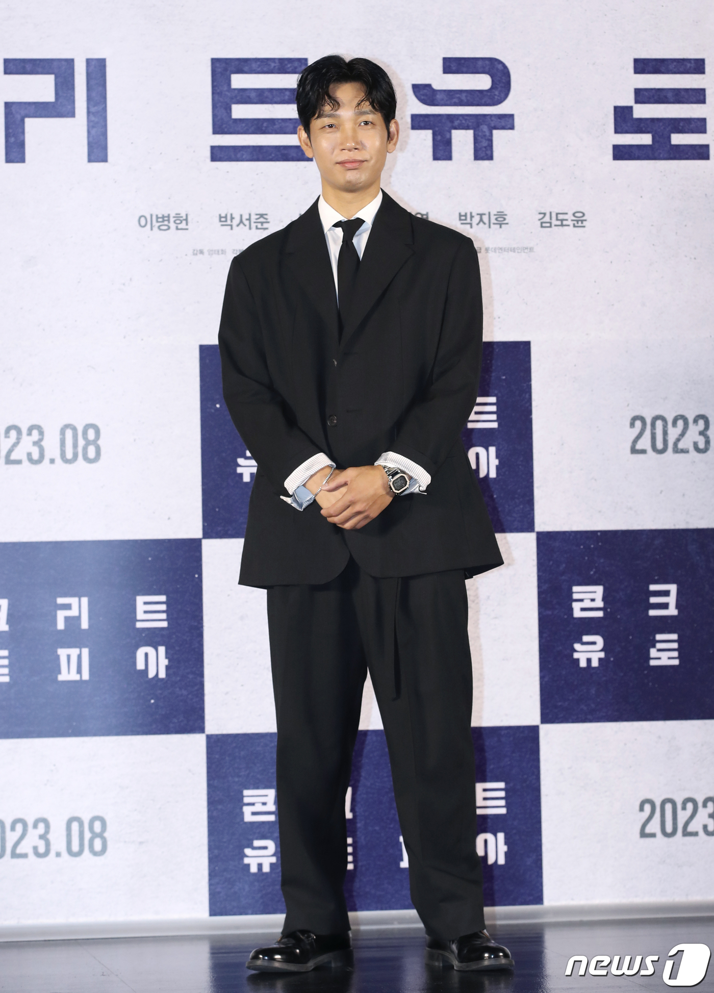 (서울=뉴스1) 권현진 기자 = 배우 김도윤이 21일 서울 광진구 롯데시네마 건대입구에서 열린 영화 '콘크리트 유토피아'(감독 엄태화) 제작보고회에서 포즈를 취하고 있다.'콘크리트 …