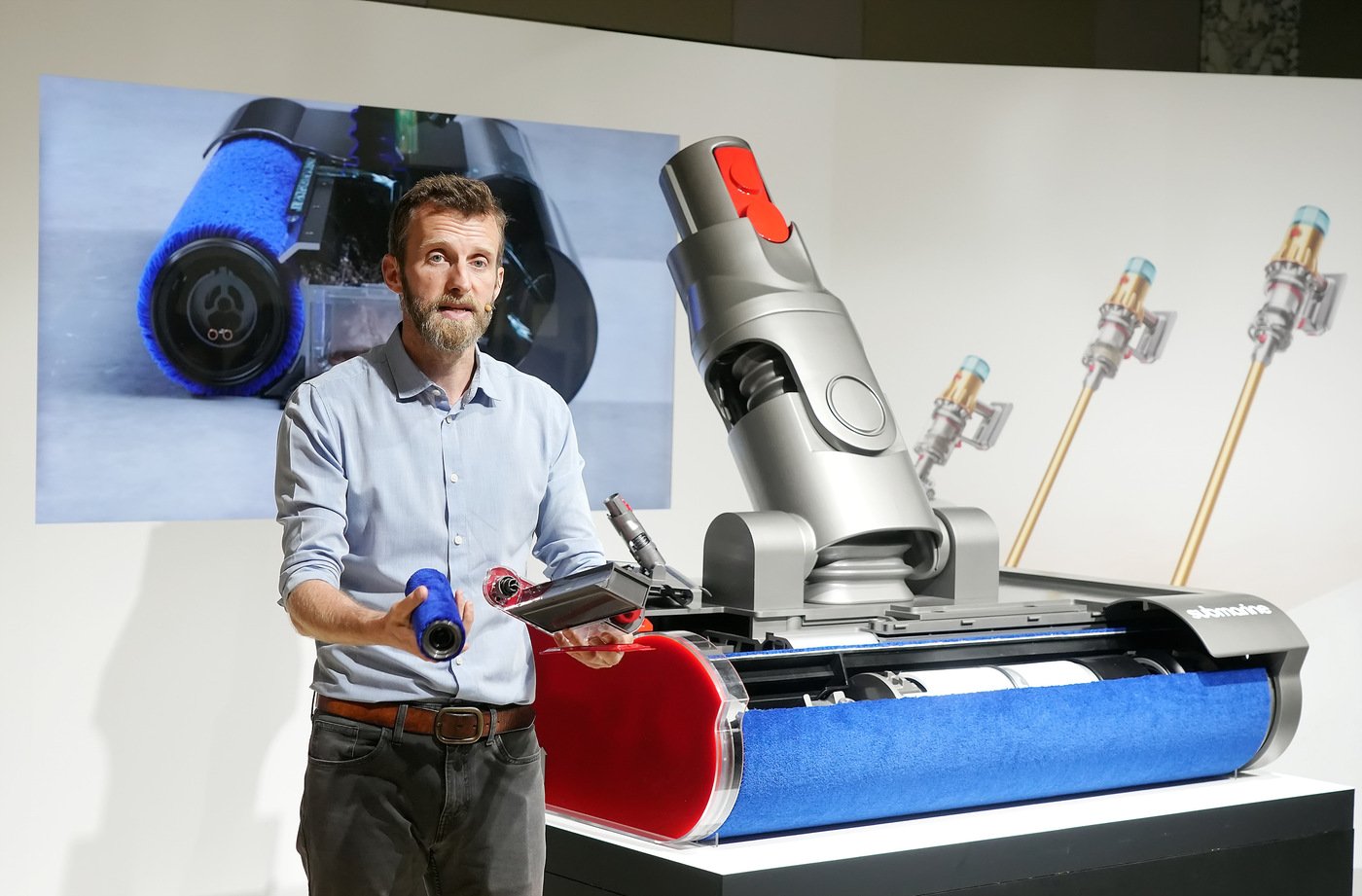 본문 이미지 -   찰리 파크 다이슨 무선청소기 사업부 총괄 부사장이 '다이슨 V12s 디텍트 슬림 서브마린 무선 물청소기'의 헤드를 직접 분리해보고 있다. (제공 다이슨) 