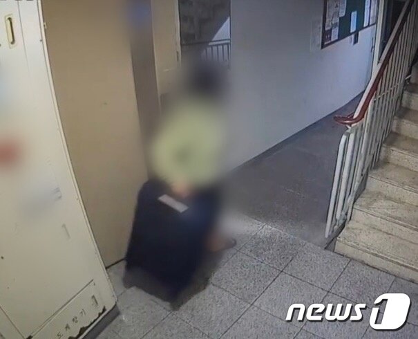 본문 이미지 - 지난달 26일 정유정이 자신의 집에서 여행용 가방(캐리어)를 끌고 집을 나서고 있다.(부산경찰청 제공)