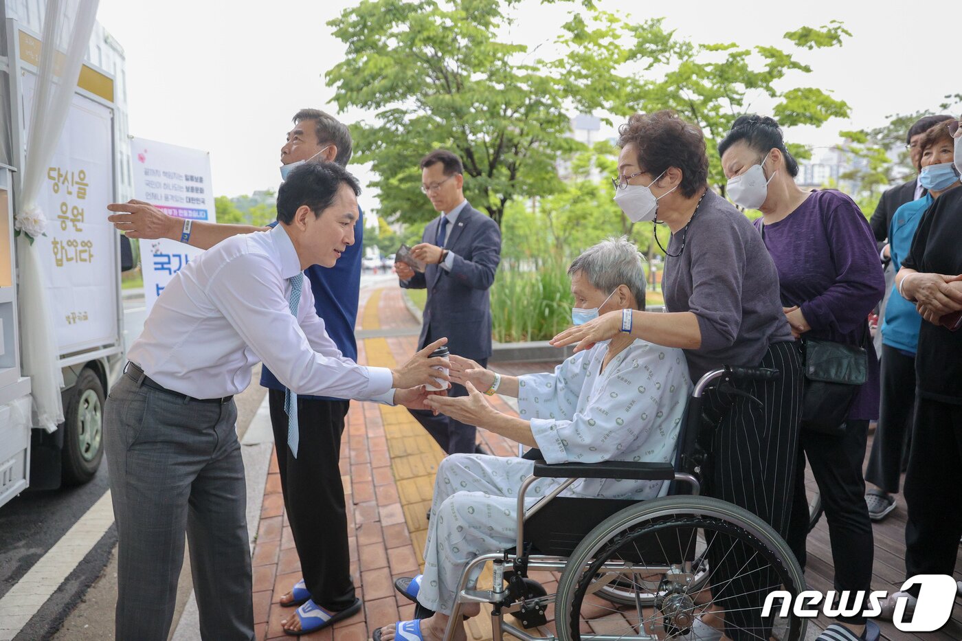 본문 이미지 - 박민식 국가보훈부 장관이 지난 6월21일 서울 중앙보훈병원에서 입원 중인 국가유공자 및 직원들에게 커피를 나눠주고 있다. (국가보훈부 제공) 2023.6.21/뉴스1