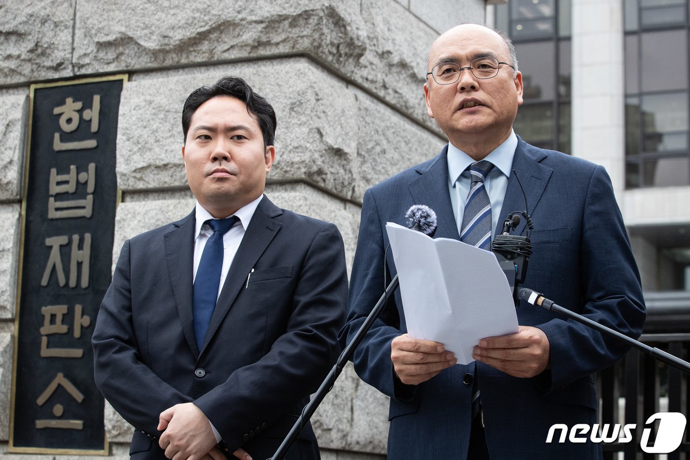 본문 이미지 - 김덕재 KBS 부사장이 21일 서울 종로구 헌법재판소 앞에서 '수신료 분리징수' 방송법 시행령 개정절차 진행정지 가처분 신청을 마친 후 입장을 밝히고 있다. 2023.6.21/뉴스1 ⓒ News1 유승관 기자