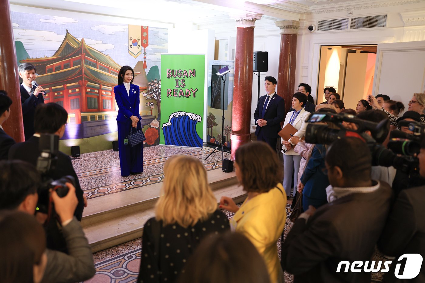 김건희 여사가 지난 6월20일&#40;현지시간&#41; 외신기자 10여 명을 초청해 프랑스한국문화원 내 &#39;2023 한국문화제 테이스트 코리아&#39; 부산 특별전을 관람하기 전 인사말을 하고 있다. &#40;대통령실 제공&#41; 2023.6.21/뉴스1 ⓒ News1 안은나 기자