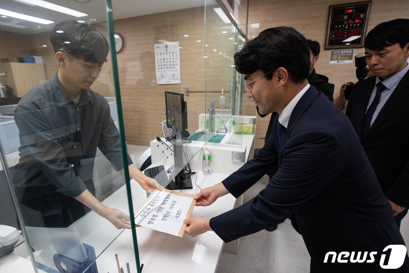 본문 이미지 - KBS측 소송대리인 이종훈 법무법인 LKB앤파트너스 대표변호사가 21일 서울 종로구 헌법재판소 민원실에 '수신료 분리징수' 방송법 시행령 개정절차 진행정지 가처분 신청서를 제출하고 있다. 2023.6.21/뉴스1 ⓒ News1 유승관 기자