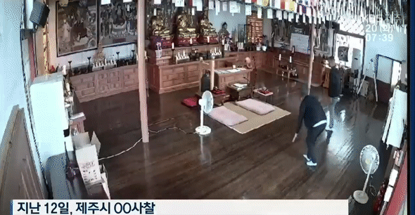 본문 이미지 - 제주의 한 사찰을 찾아 법당에서 절을 올린 두 남성이 번갈아가며 불전함에 접근했다. &#40;KBS&#41;