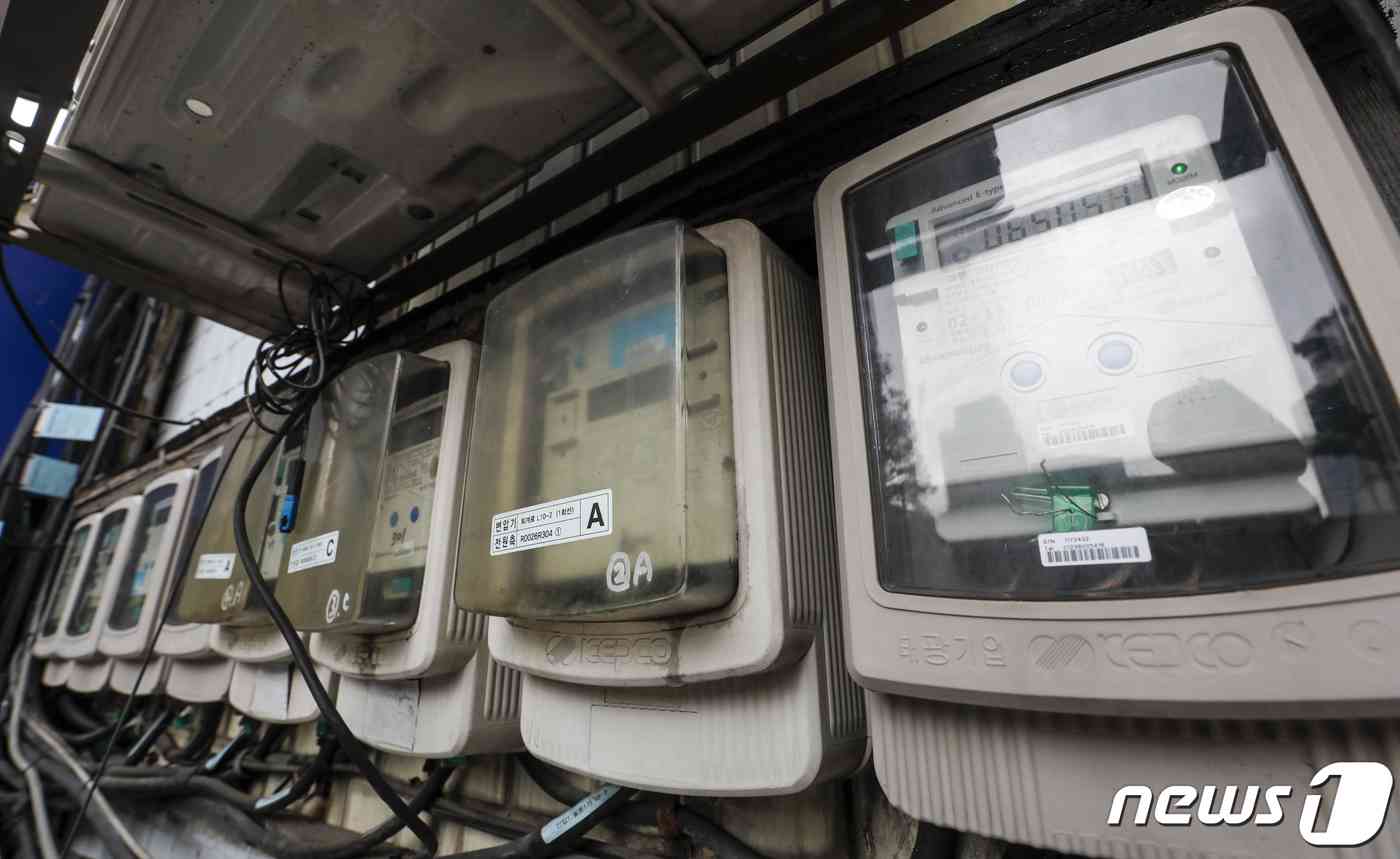 서울 시내 한 상가밀집지역 외벽에 전력량계량기의 모습. 2023.6.21/뉴스1 © News1 김도우 기자