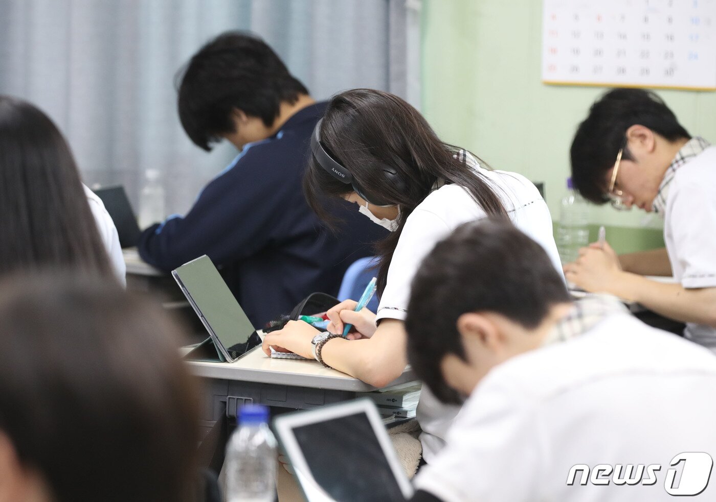본문 이미지 - 21일 오후 경기 수원시의 한 고등학교에서 3학년 학생들이 자습을 하고 있다. 정부는 이날 '공교육 경쟁력 제고방안 브리핑'에서 사교육 이권 카르텔, 허위 과장광고 등 학원의 부조리에 대해 2주간 집중신고 기간 운영 및 고교학점제 보완 방안을 발표했다. 2023.6.21/뉴스1 ⓒ News1 김영운 기자