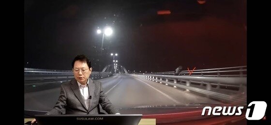 본문 이미지 - 충북 충주의 한 택시 기사가 승객의 극단적 선택을 막은 일이 뒤늦게 알려져 화제가 되고 있다. 사진은 한문철TV 캡처./뉴스1