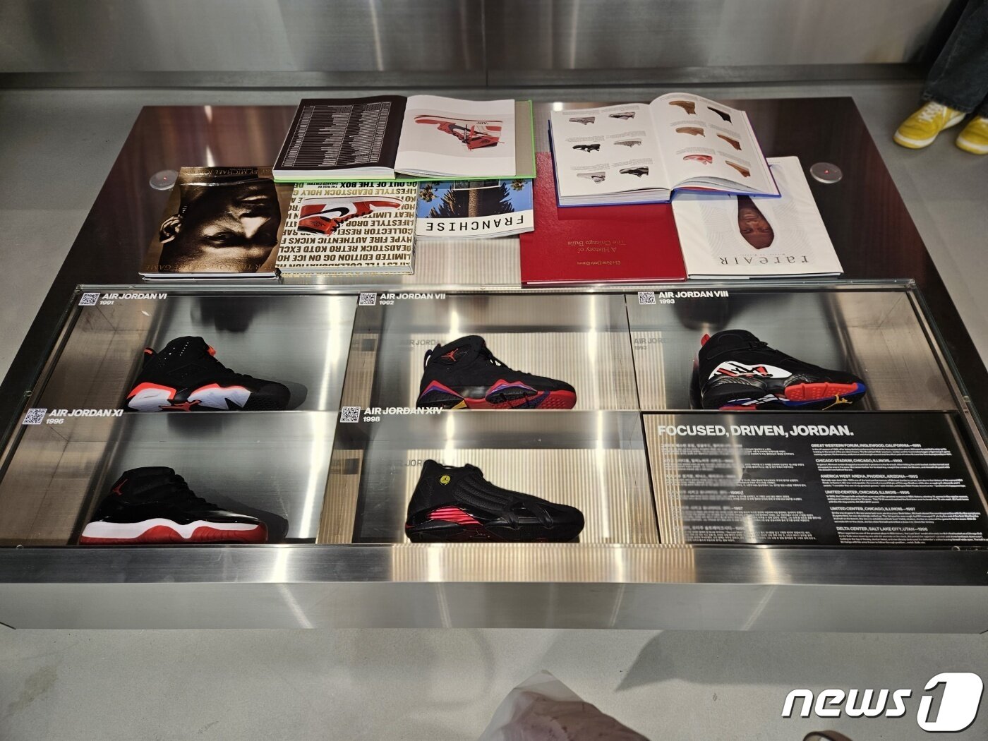 본문 이미지 - 마이클 조던이 우승했을 때 신었던 농구화.ⓒ 뉴스1/김진희 기자