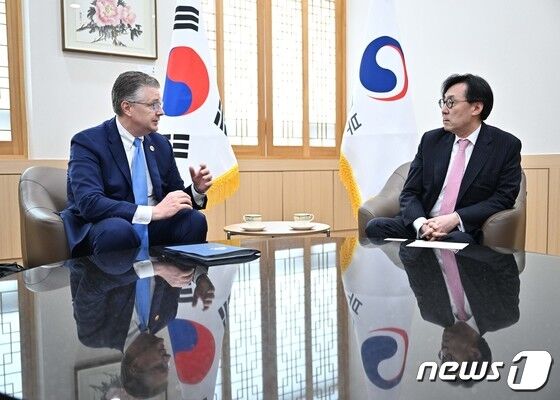 장호진 외교부 제1차관(오른쪽)과 대니얼 크리튼브링크 미국 국무부 동아시아·태평양 담당 차관보. (외교부 제공)