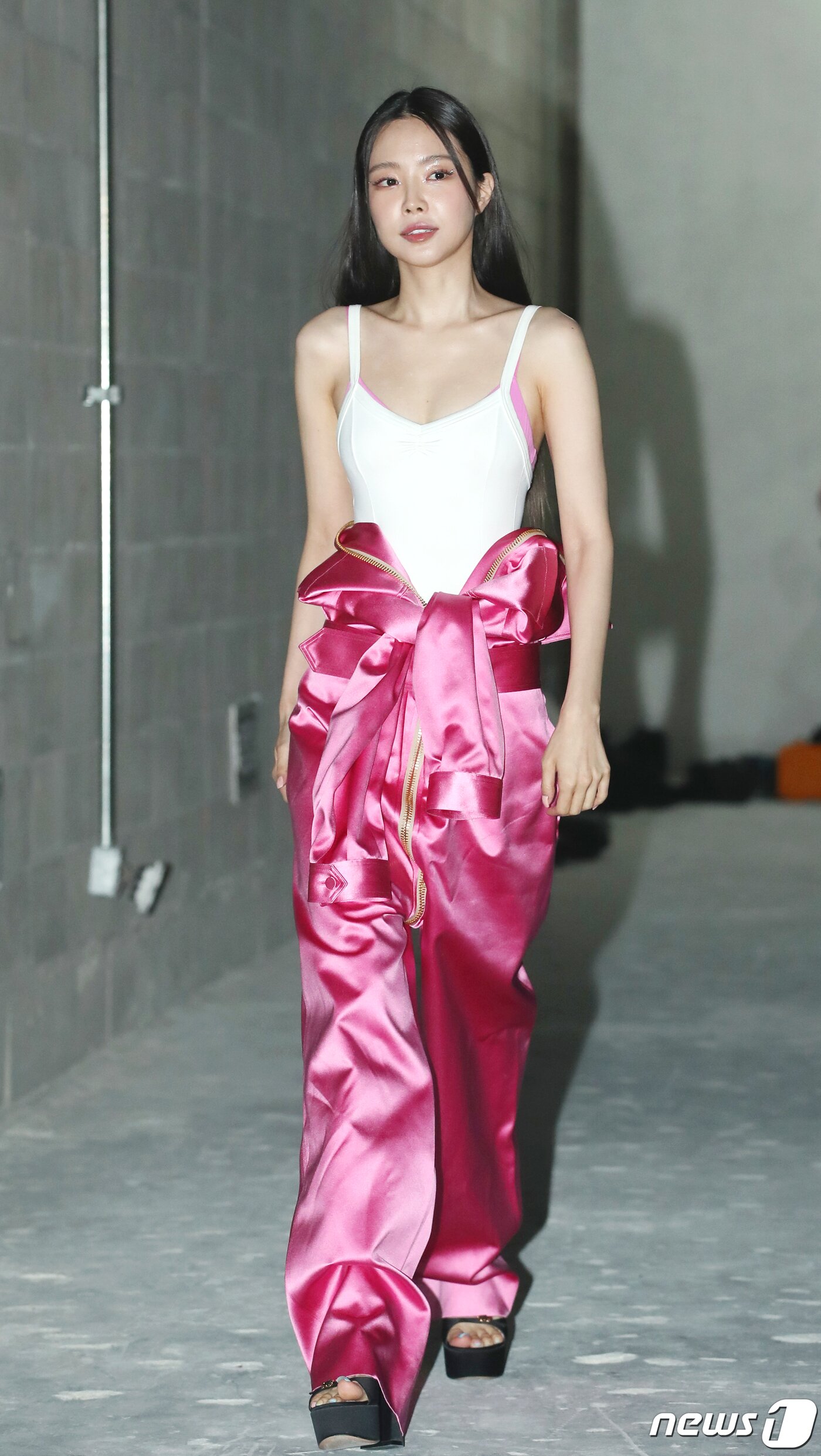 본문 이미지 - 배우 손나은이 21일 서울 강남구 분더샵 청담에서 열린 ‘시미헤이즈 뷰티(SIMIHAZE BEAUTY)’ 론칭 기념 파티에 참석하고 있다. ⓒ News1 권현진 기자