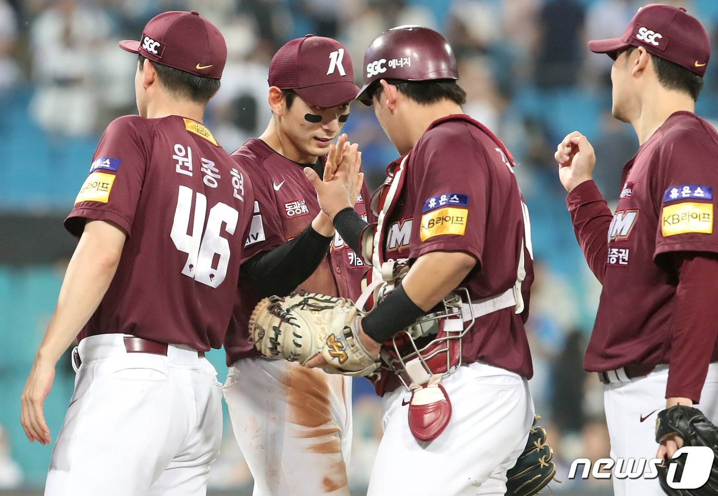 21일 오후 대구 삼성라이온즈파크에서 열린 프로야구 &#39;신한은행 SOL 2023 KBO리그&#39; 키움 히어로즈와 삼성 라이온즈의 경기, 연장 10회말까지 이어지는 접전 끝에 2대 0으로 승리를 거둔 키움 이정후가 동료들과 기쁨을 나누고 있다. 2023.6.21/뉴스1 ⓒ News1 공정식 기자