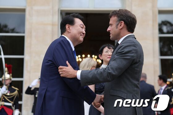 윤석열 대통령과 에마뉘엘 마크롱 프랑스 대통령이 20일 오후(현지시간) 파리 엘리제궁에서 단독회담을 마친 뒤 악수하고 있다. (대통령실 제공) 2023.6.21/뉴스1 © News1 안은나 기자