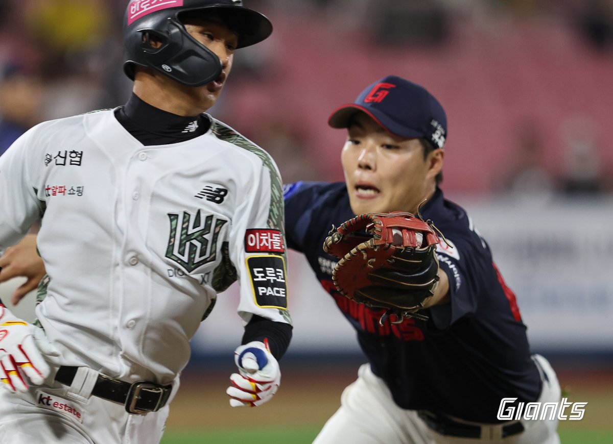 본문 이미지 - KT 위즈(왼쪽)는 21일 수원케이티위즈파크에서 열린 2023 신한은행 SOL KBO리그 롯데 자이언츠와의 홈 경기에서 8-2로 승리했다.(롯데 자이언츠 제공)