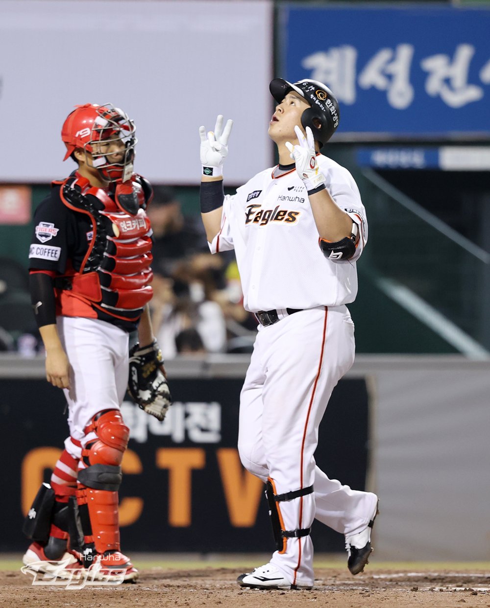 본문 이미지 - 한화 이글스 노시환(오른쪽)이 21일 대전한화생명이글스파크에서 열린 2023 신한은행 SOL KBO리그 KIA 타이거즈와의 홈 경기에서 8회말 쐐기 솔로포를 터트린 후 기뻐하고 있다.(한화 이글스 제공)