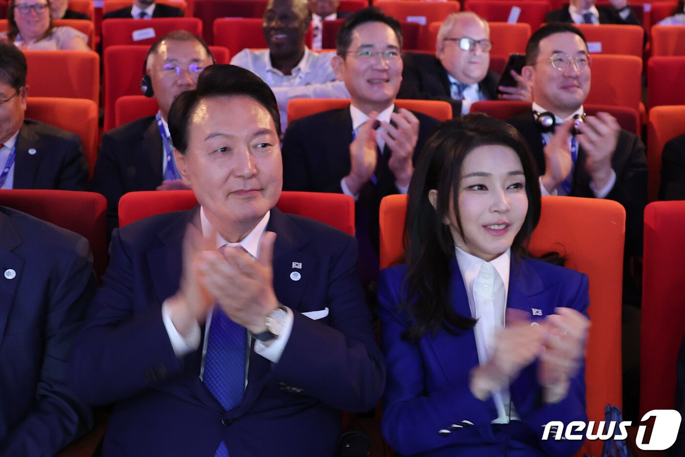 본문 이미지 - 윤석열 대통령과 김건희 여사가 20일 오후(현지시간) 프랑스 이시레물리노에서 열린 제172차 국제박람회기구(BIE) 총회에 참석해 부산엑스포(2030부산세계박람회) 유치를 위한 4차 경쟁 프레젠테이션(PT)을 보며 손뼉치고 있다. 두번째줄 왼쪽부터 정의선 현대차그룹 회장, 이재용 삼성전자 회장, 구광모 LG 회장. (대통령실 제공) 2023.6.21/뉴스1 ⓒ News1 안은나 기자
