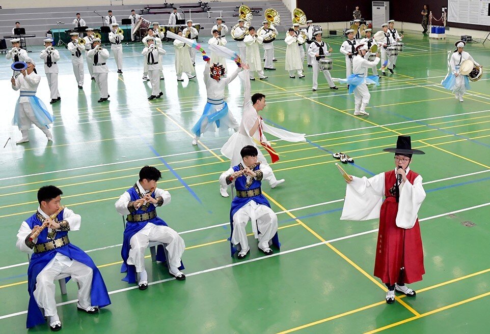 본문 이미지 - 2023 캐나다 왕립 노바스코샤 국제군악제(RNSIT)에 참가하는 대한민국 해군 군악대가 지난 15일 충남 계룡대 체육관에서 공연 연습을 하고 있다. (해군 제공)