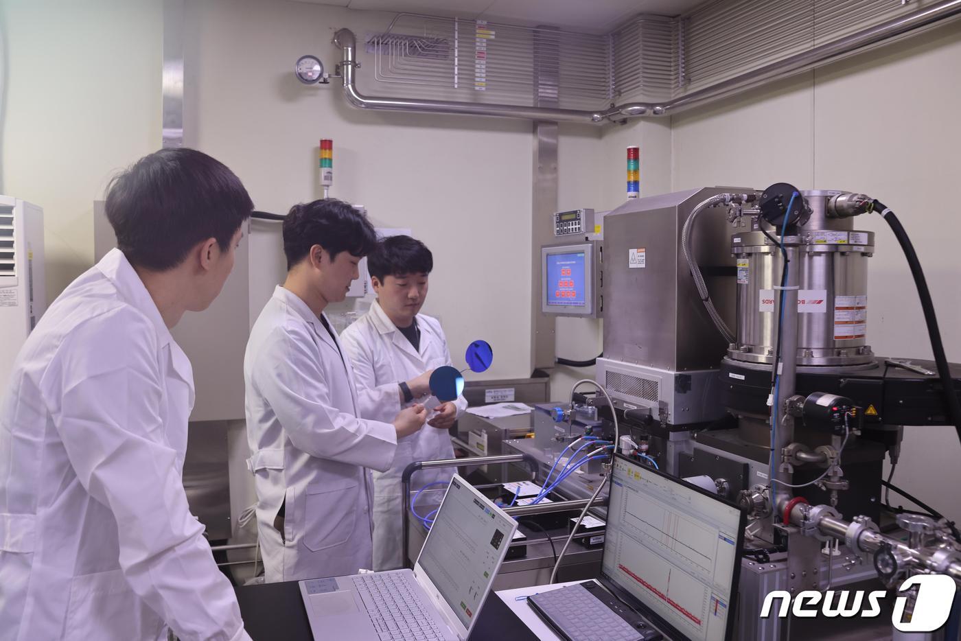 본문 이미지 - 연구진이 MoS₂ 반도체 공정 결과에 대해 분석하고 있다.(기계연구원 제공)/뉴스1