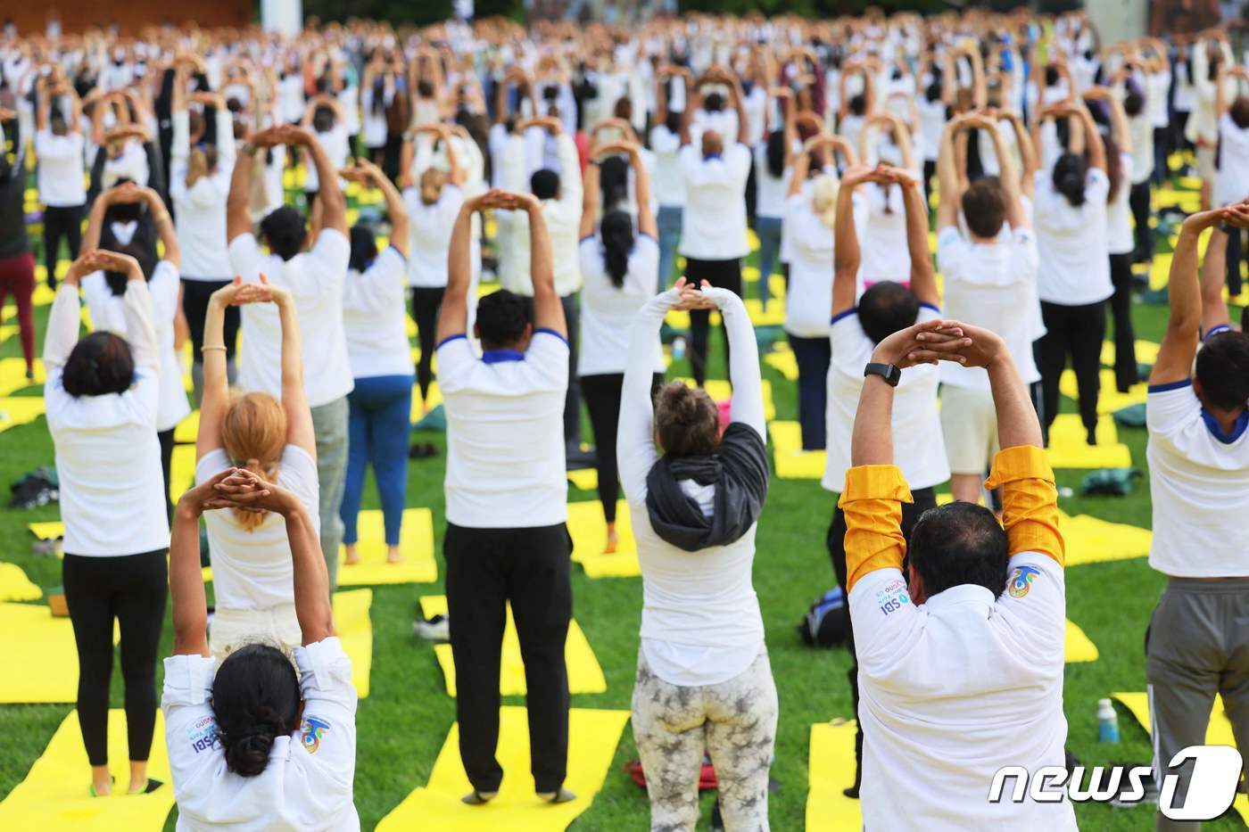 본문 이미지 - 21일(현지시간) 미국 뉴욕 유엔본부 북쪽 잔디밭에서 세계 요가의 날을 맞아 135개 국적의 사람들이 요가 수업에 참여했다. 이날은 특별히 요가 발상지 인도의 나렌드라 모디 총리도 참석했다. 2023.06.21/ ⓒ AFP=뉴스1 ⓒ News1 권진영 기자