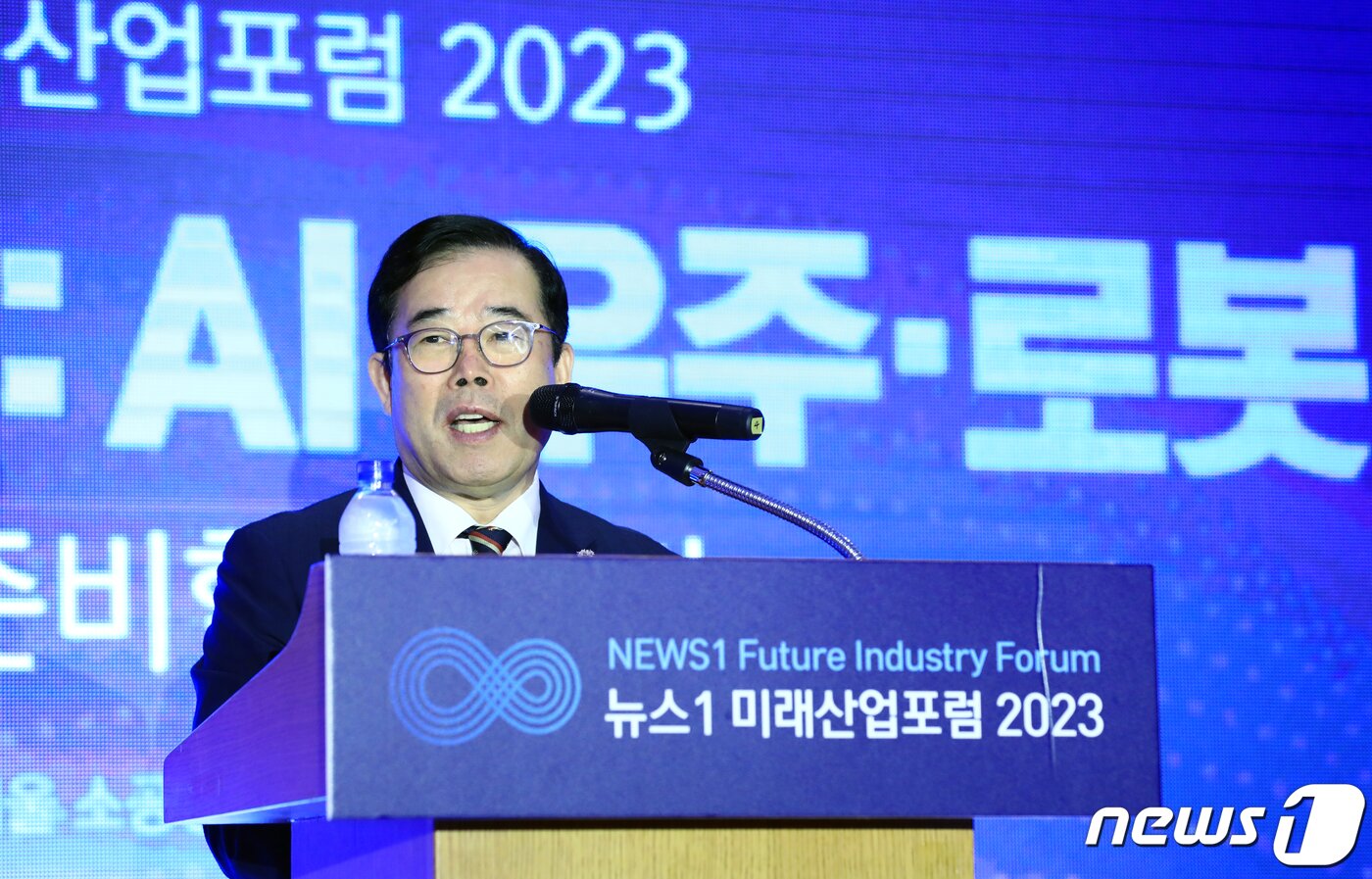 본문 이미지 - 박성중 국회 과학기술정보방송통신위원회 국민의힘 간사가 22일 서울 중구 소공동 롯데호텔 사파이어볼룸에서 '인류의 확장: AI·우주·로봇 어떻게 준비할 것인가'를 주제로 열린 2023 뉴스1 미래산업포럼에서 축사를 하고 있다. 뉴스1이 개최한 이날 포럼은 AI와 우주, 로봇 등 다양한 미래 산업 전문가들이 앞으로의 기술 발전 방향성과 새로운 생태계에 대해 설명하고 혁신의 방향 제시 등 미래를 준비하기 위해 마련됐다. 2023.6.22/뉴스1 ⓒ News1 박정호 기자