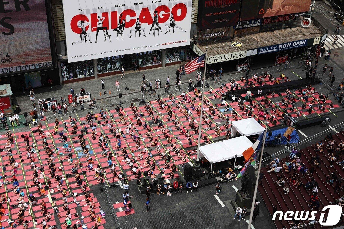 본문 이미지 - 21일(현지시간) 미국 뉴욕 타임스퀘어에서 세계 요가의 날 맞을 맞아 수천 명 규모의 요가 수업이 열렸다. 2023.06.21/ ⓒ AFP=뉴스1 ⓒ News1 권진영 기자