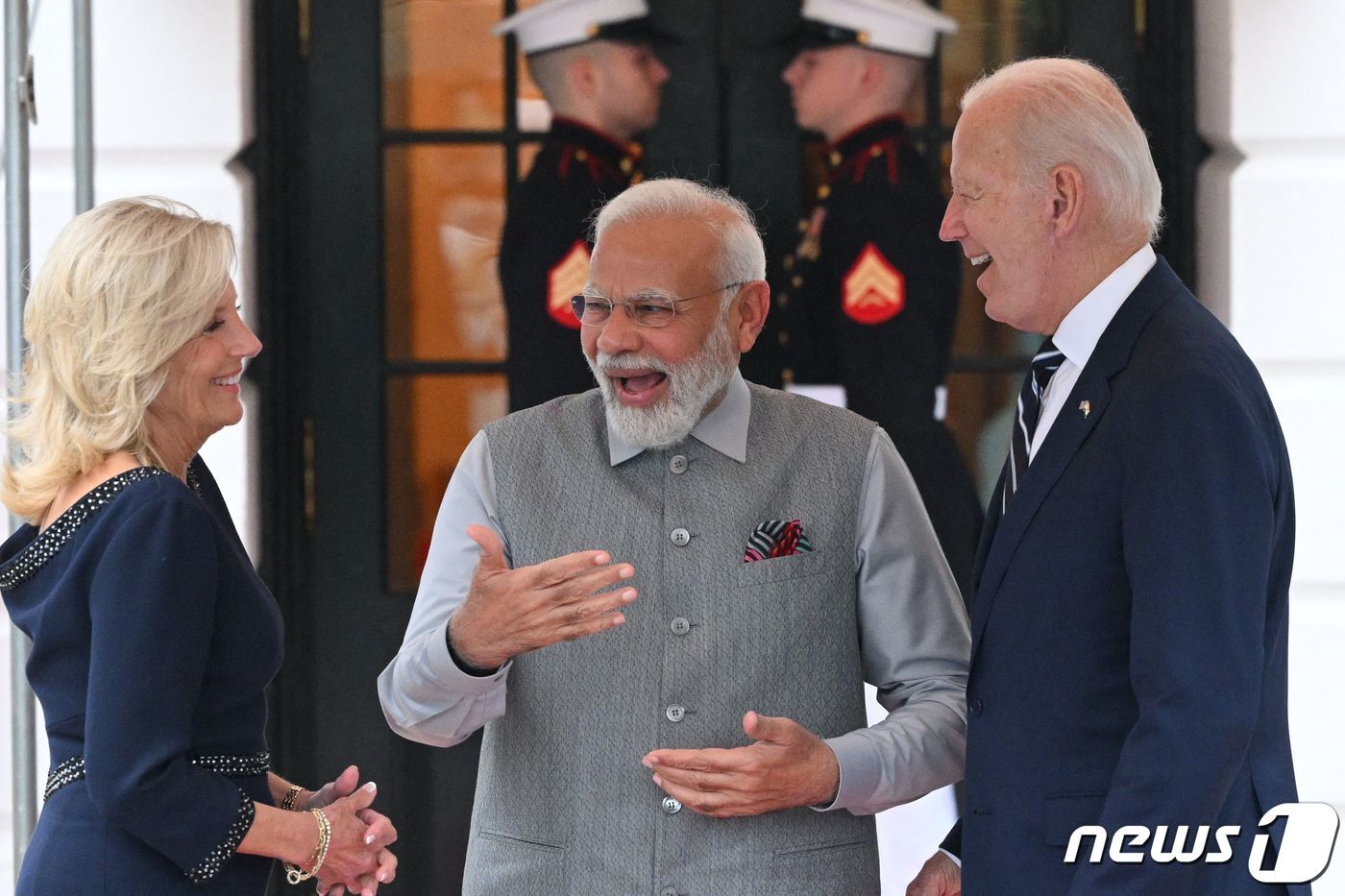 본문 이미지 - 조 바이든 미국 대통령과 부인 질 바이든 여사가 21일(현지시간) 워싱턴 백악관에서 열린 만찬에 도착한 나렌드라 모디 인도 총리와 얘기를 하고 있다. 2023.06.22 ⓒ AFP=뉴스1 ⓒ News1 우동명 기자