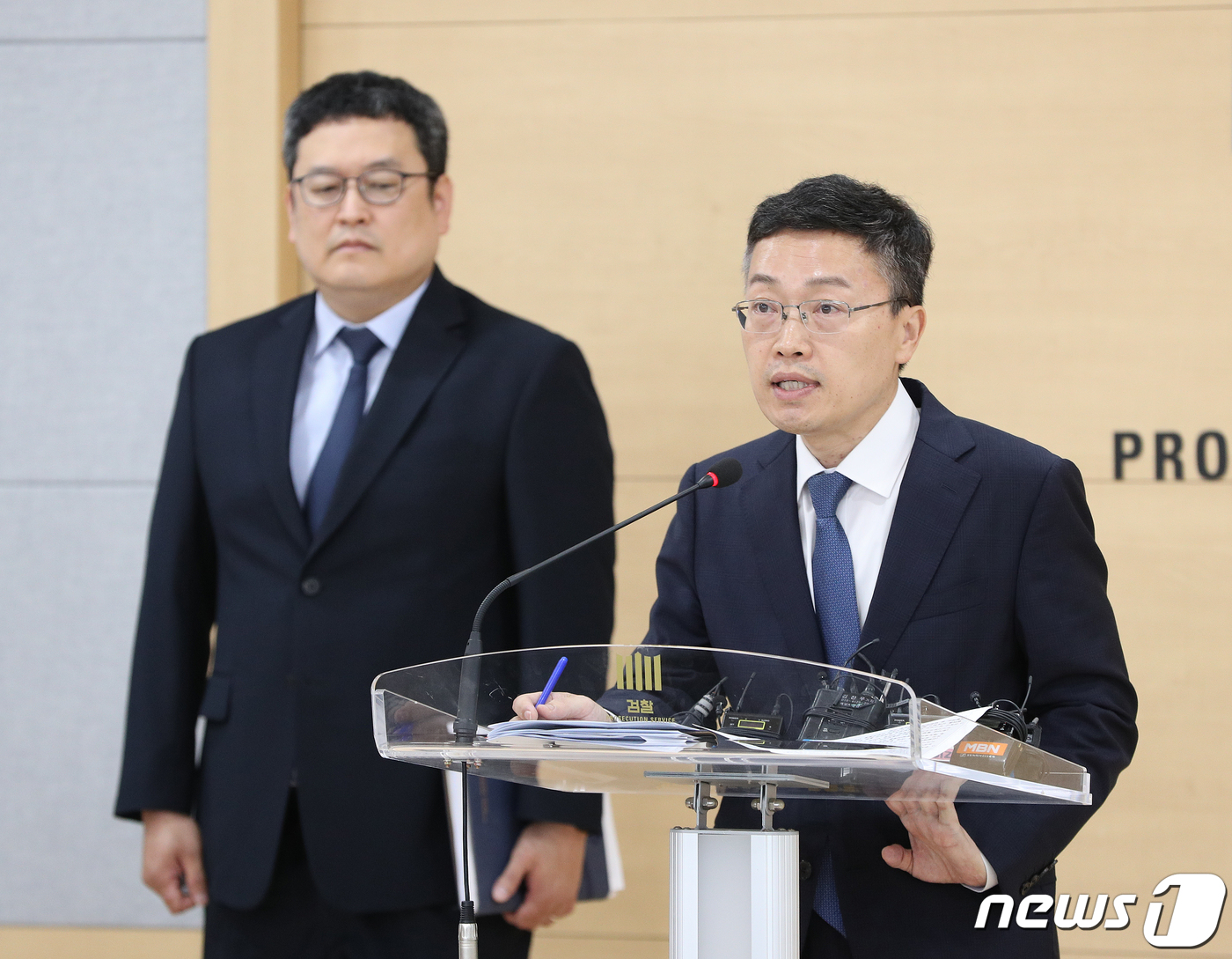 (서울=뉴스1) 신웅수 기자 = 채희만 서울남부지검 금융조사제1부 부장검사 직무대리가 22일 오전 서울 양천구 서울남부지검에서 불법주식리딩을 이용한 불공정거래행위 종합수사 결과를 …