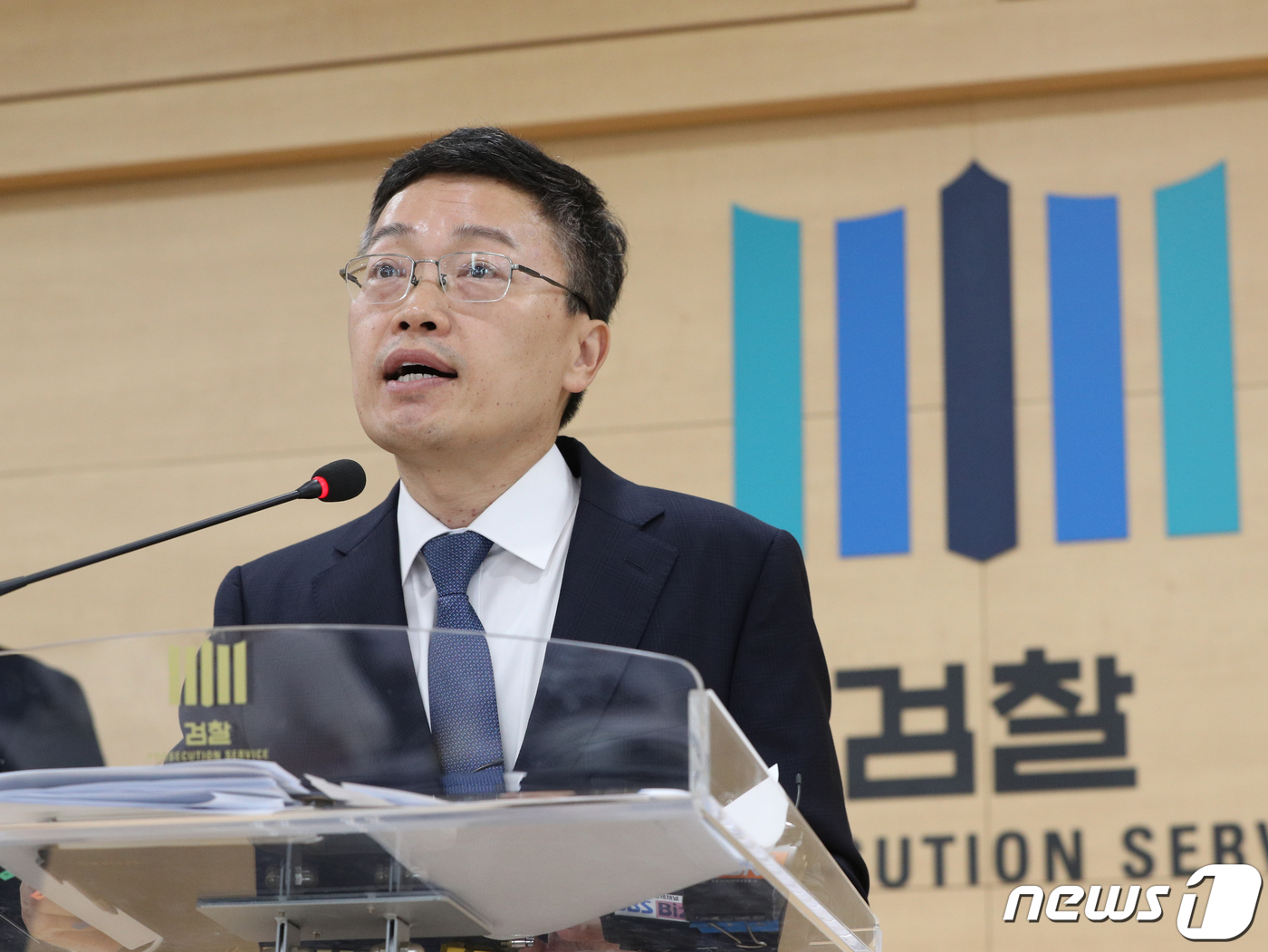 (서울=뉴스1) 신웅수 기자 = 채희만 서울남부지검 금융조사제1부 부장검사 직무대리가 22일 오전 서울 양천구 서울남부지검에서 불법주식리딩을 이용한 불공정거래행위 종합수사 결과를 …