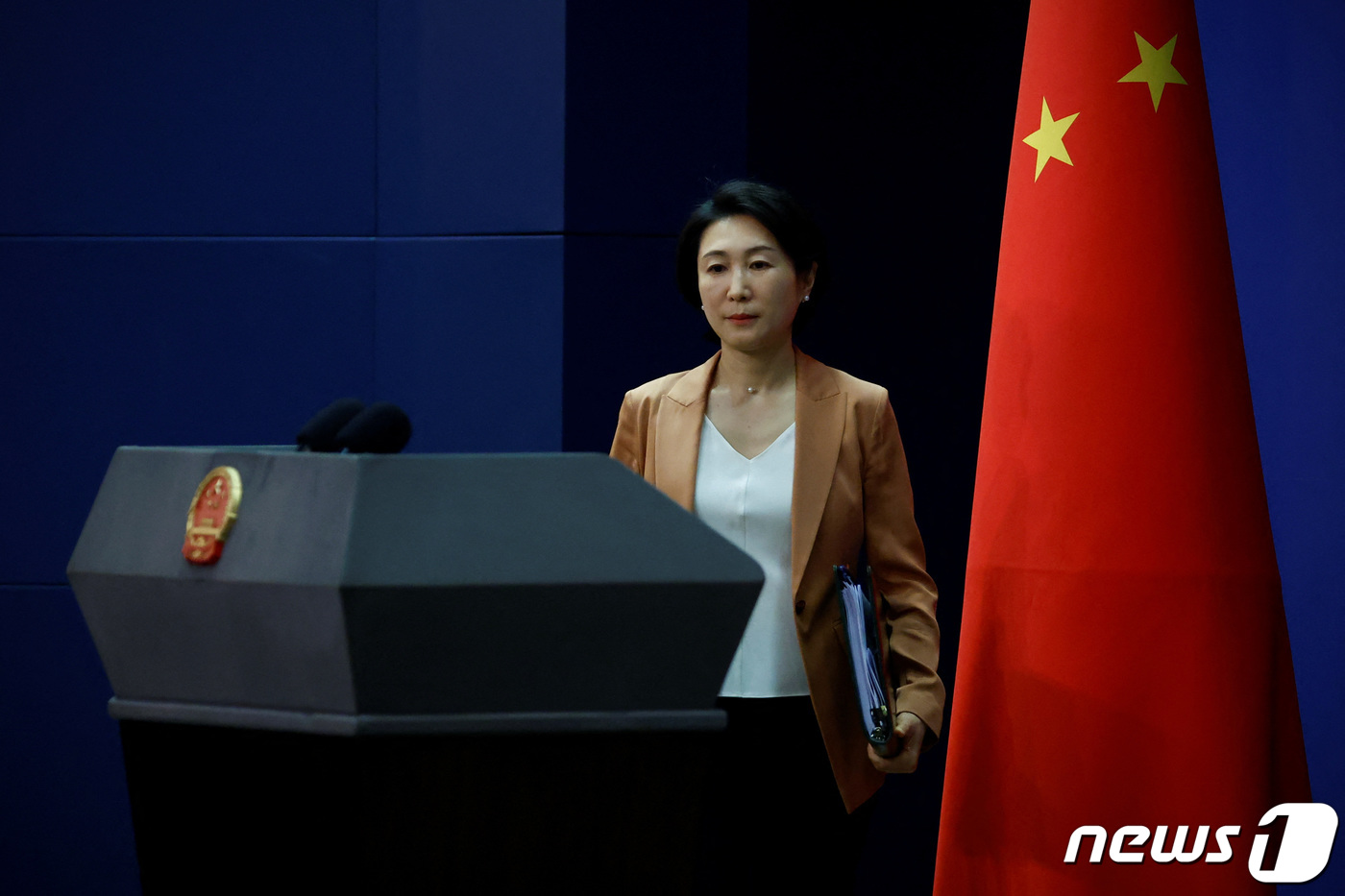 (베이징 로이터=뉴스1) 우동명 기자 = 마오닝 중국 외교부 대변인이 21일(현지시간) 베이징에서 정례 브리핑에 도착을 하고 있다. 2023.6.22ⓒ 로이터=뉴스1