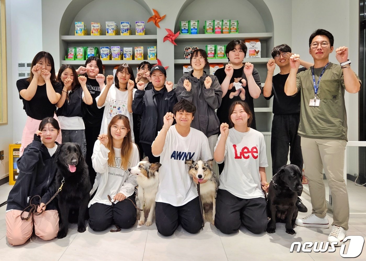 본문 이미지 - 유경원 오산대 반려동물관리과 학과장과 학생들이 21일 오산대 실습실 마즈 제품 진열대 앞에서 기념사진을 찍고 있다. ⓒ 뉴스1 최서윤 기자