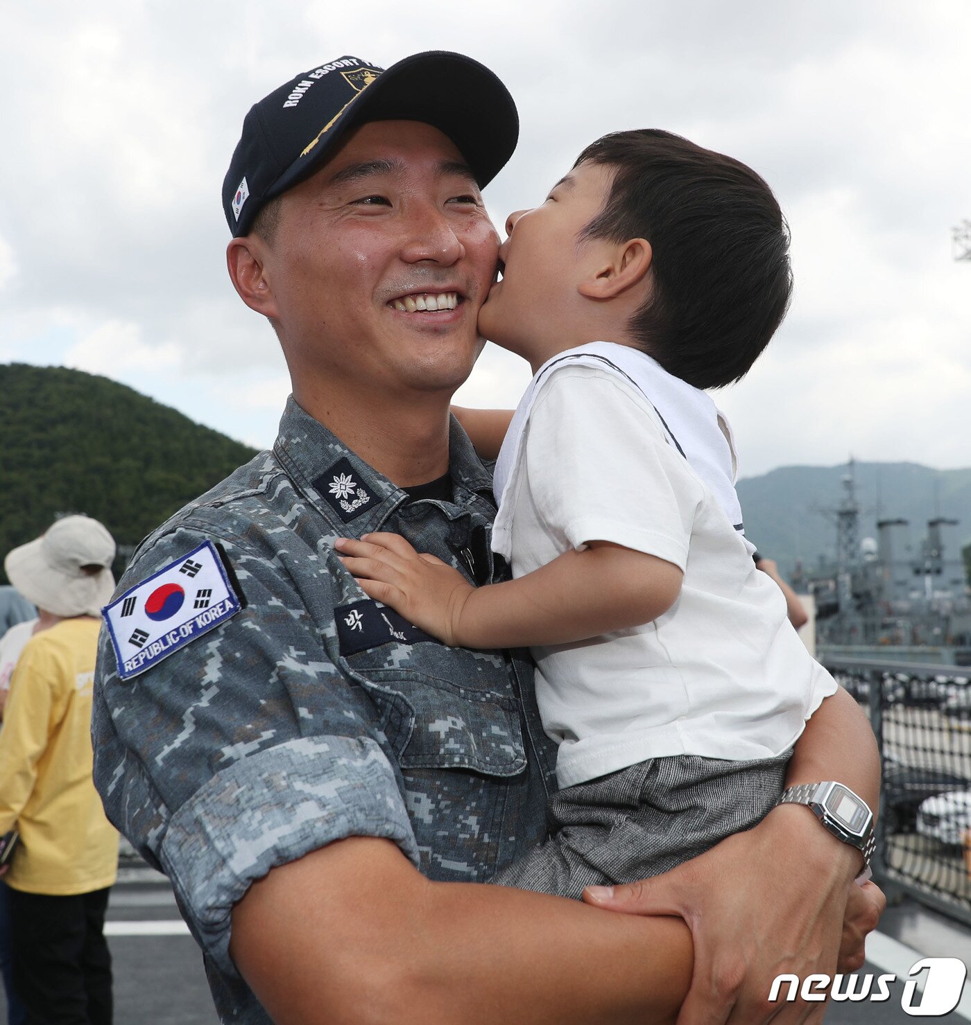 본문 이미지 - 22일 경남 창원시 진해구 진해군항에서 열린 '청해부대 39진(충무공이순신함) 파병 복귀 환영 행사'에서 임무를 마치고 복귀한 한 장교가 아들과 반갑게 인사를 나누고 있다. 2023.6.22/뉴스1 ⓒ News1 윤일지 기자