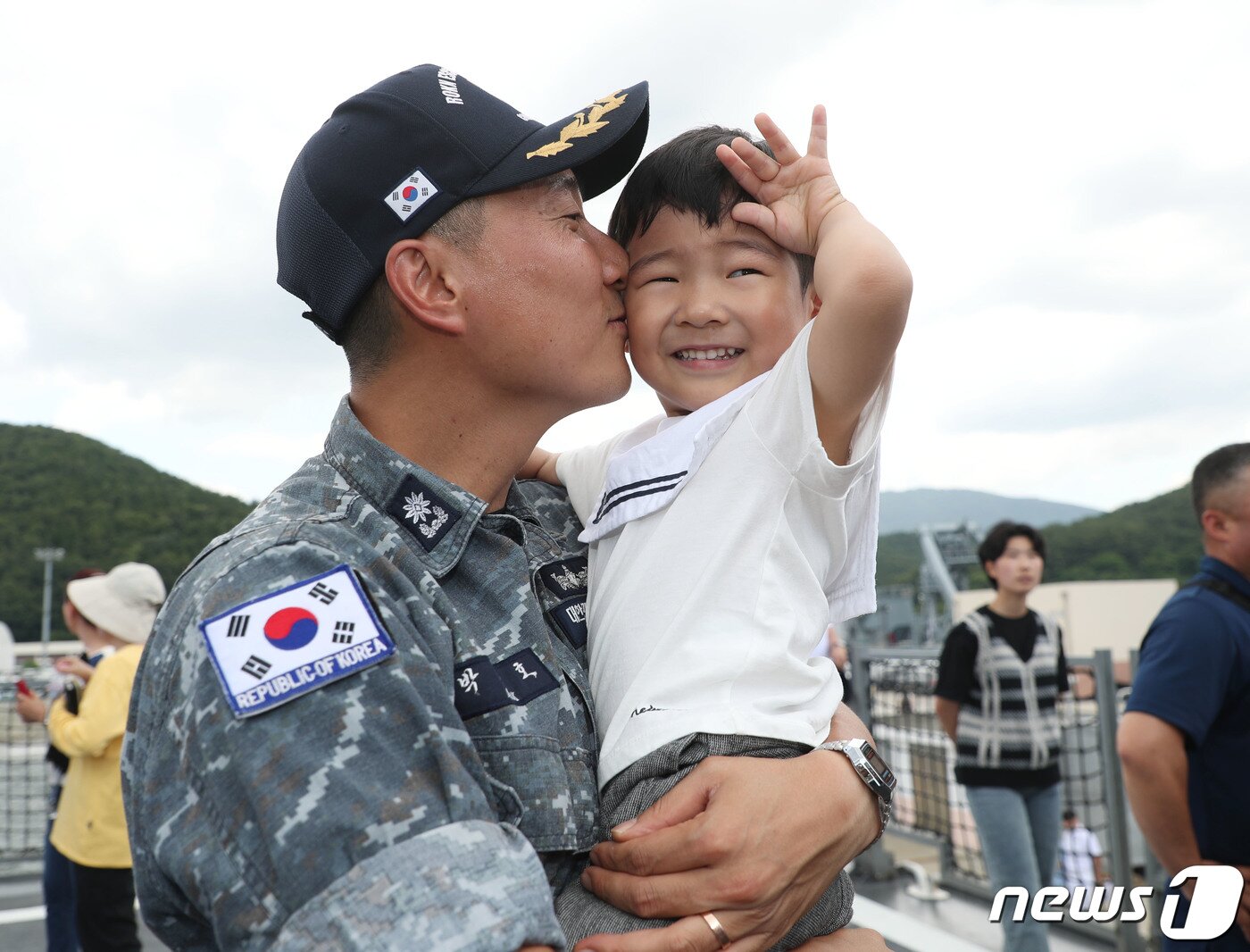 본문 이미지 - 22일 경남 창원시 진해구 진해군항에서 열린 '청해부대 39진(충무공이순신함) 파병 복귀 환영 행사'에서 임무를 마치고 복귀한 한 장교가 아들과 반갑게 인사를 나누고 있다. 2023.6.22/뉴스1 ⓒ News1 윤일지 기자