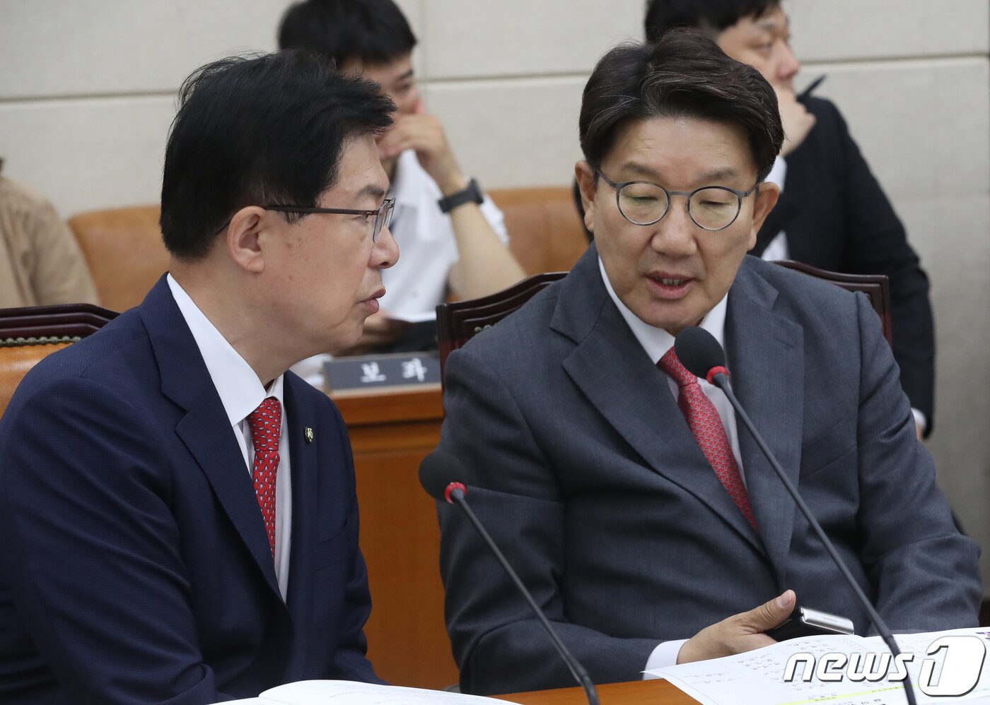 본문 이미지 - 이만희 국민의힘 행안위 간사와 권성동 위원이 22일 오전 서울 여의도 국회에서 열린 행정안전위원회 전체회의에서 대화를 하고 있다. 2023.6.22/뉴스1 ⓒ News1 송원영 기자