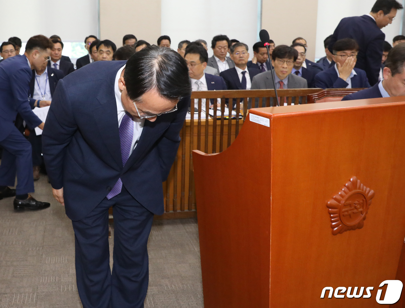 (서울=뉴스1) 송원영 기자 = 중앙선거관리위원회 사무총장 직무대행을 맡고 있는 허철훈 중앙선관위 사무차장이 22일 오전 서울 여의도 국회에서 열린 행정안전위원회 전체회의에서 업무 …