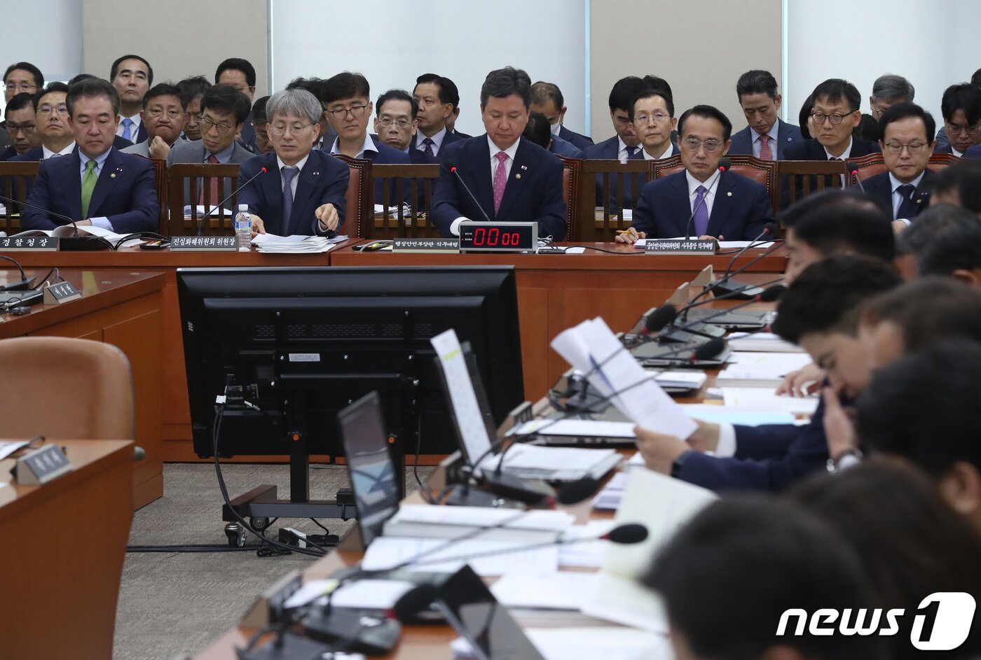 본문 이미지 - 22일 오전 서울 여의도 국회에서 열린 행정안전위원회 전체회의에서 국무위원들이 의원들의 발언을 듣고 있다. 2023.6.22/뉴스1 ⓒ News1 송원영 기자