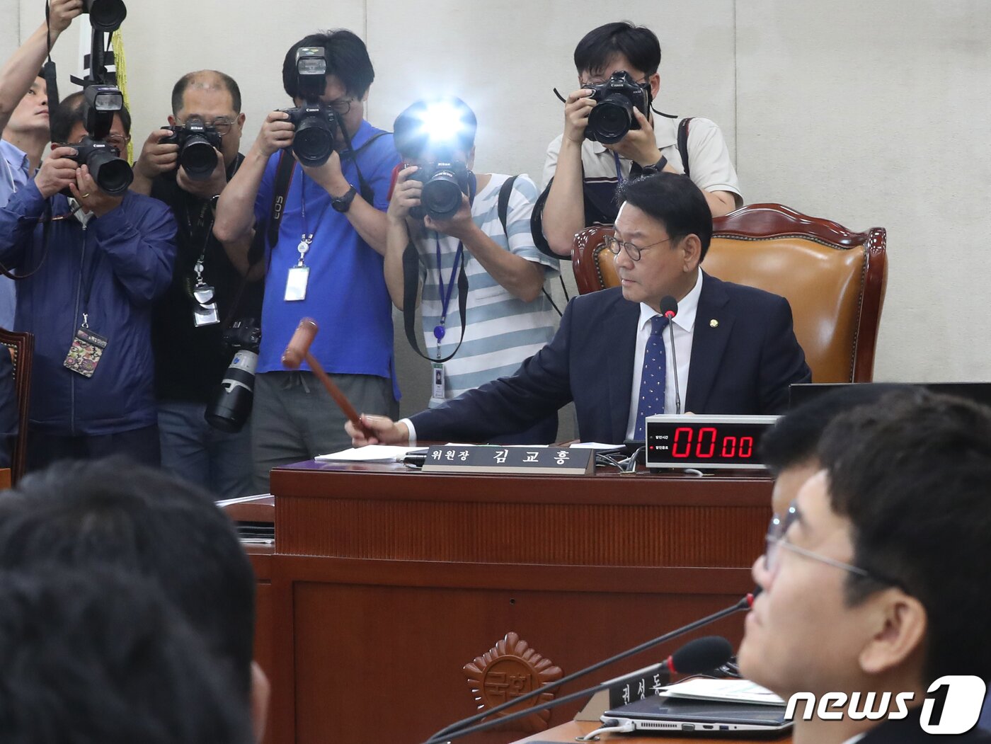 본문 이미지 - 김교흥 국회 행정안전위원회 위원장이 22일 오전 서울 여의도 국회에서 열린 행정안전위원회 전체회의에서 의사봉을 두드리고 있다. 2023.6.22/뉴스1 ⓒ News1 송원영 기자