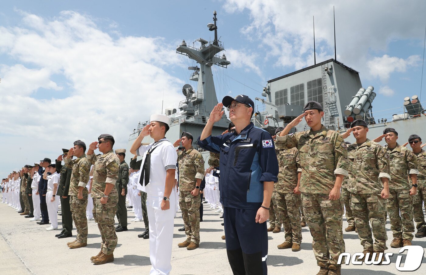 본문 이미지 - 22일 경남 창원시 진해구 진해군항에서 열린 '청해부대 39진(충무공이순신함) 파병 복귀 환영 행사'에서 임무를 마치고 복귀한 청해부대원들이 복귀 신고를 하고 있다. 2023.6.22/뉴스1 ⓒ News1 윤일지 기자
