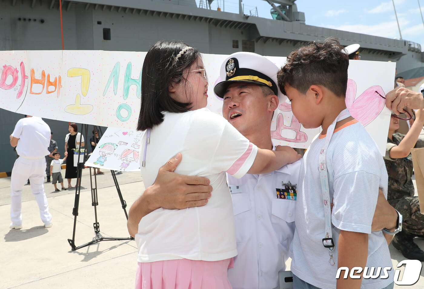 본문 이미지 - 22일 경남 창원시 진해구 진해군항에서 열린 '청해부대 39진(충무공이순신함) 파병 복귀 환영 행사'에서 임무를 마치고 복귀한 청해부대원이 가족과 인사를 나누고 있다. 2023.6.22/뉴스1 ⓒ News1 윤일지 기자