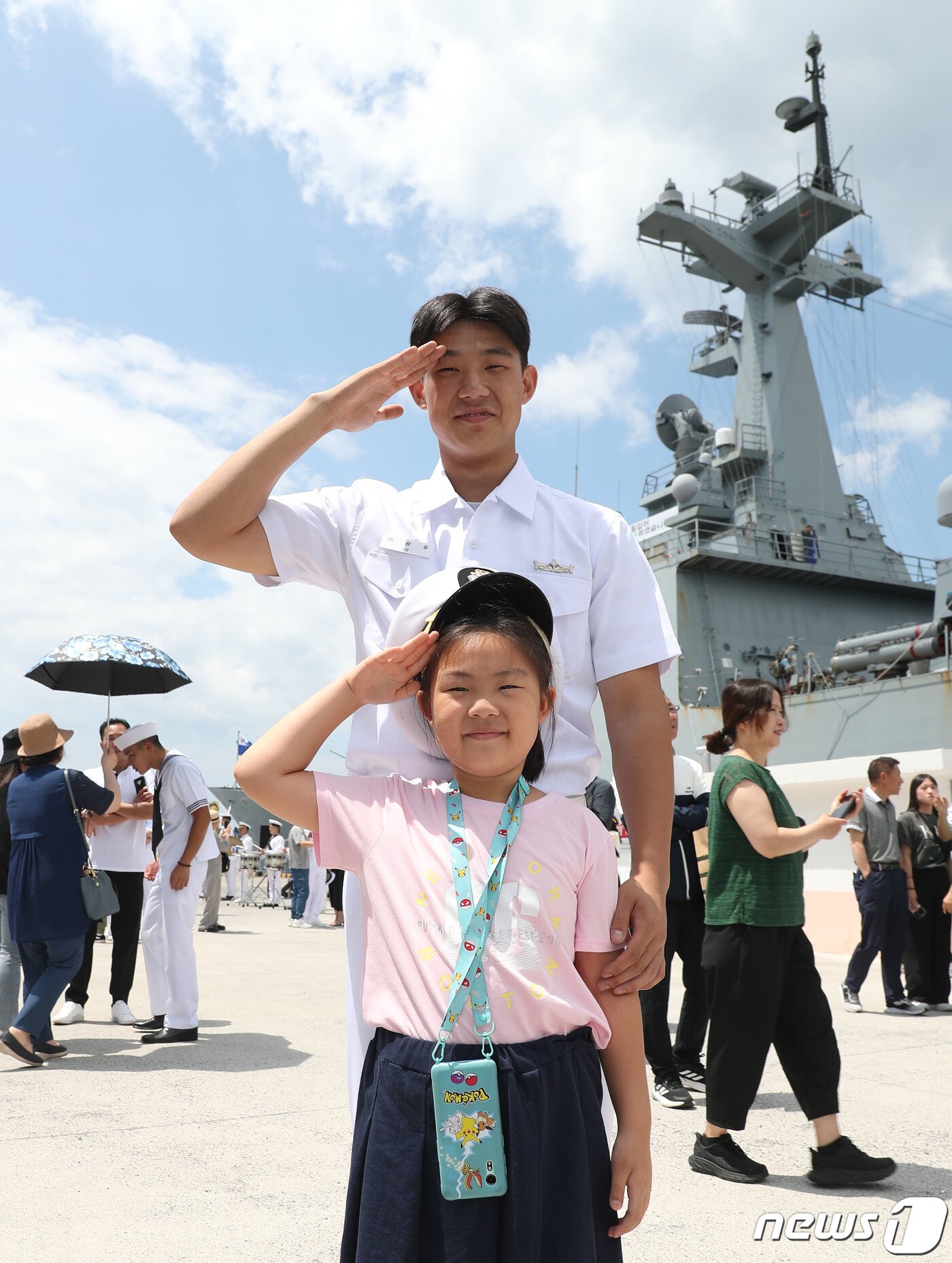 본문 이미지 - 22일 경남 창원시 진해구 진해군항에서 열린 '청해부대 39진(충무공이순신함) 파병 복귀 환영 행사'에서 임무를 마치고 복귀한 청해부대원이 친동생과 경례를 하고 있다. 2023.6.22/뉴스1 ⓒ News1 윤일지 기자