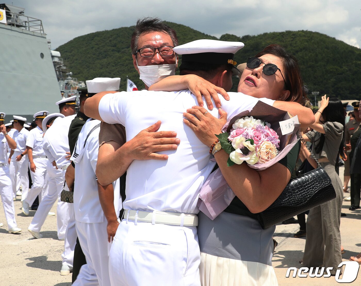 본문 이미지 - 22일 경남 창원시 진해구 진해군항에서 열린 '청해부대 39진(충무공이순신함) 파병 복귀 환영 행사'에서 임무를 마치고 복귀한 청해부대원이 가족과 인사를 나누고 있다. 2023.6.22/뉴스1 ⓒ News1 윤일지 기자