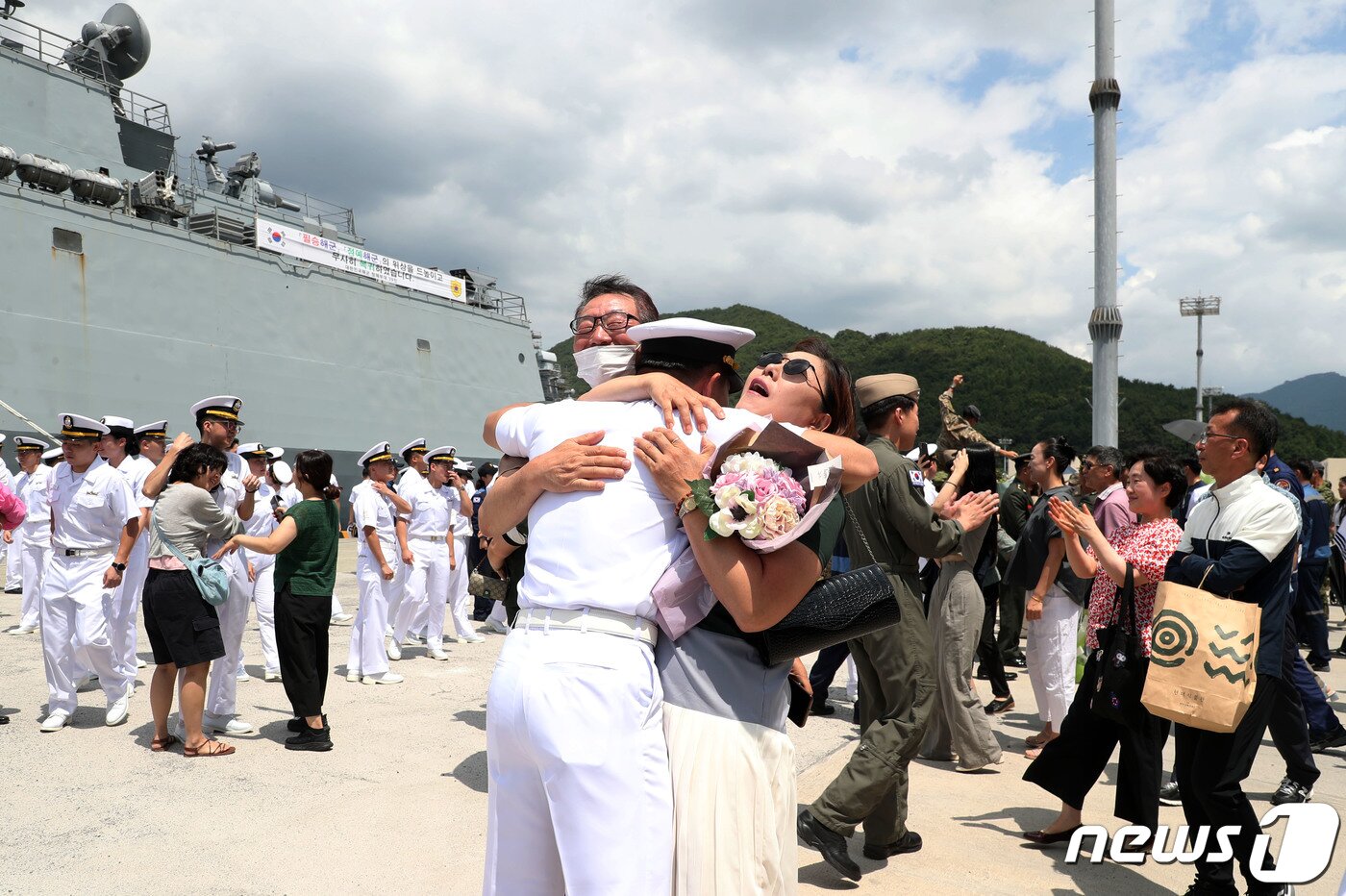 본문 이미지 - 22일 경남 창원시 진해구 진해군항에서 열린 '청해부대 39진(충무공이순신함) 파병 복귀 환영 행사'에서 임무를 마치고 복귀한 청해부대원이 가족과 인사를 나누고 있다. 2023.6.22/뉴스1 ⓒ News1 윤일지 기자