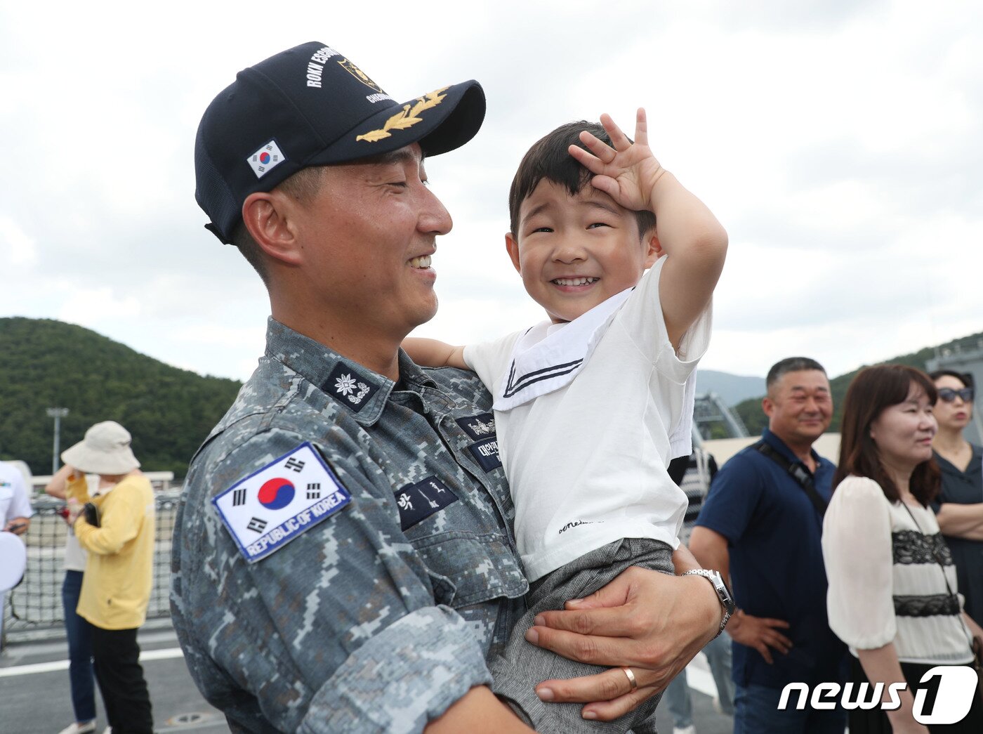 본문 이미지 - 22일 경남 창원시 진해구 진해군항에서 열린 '청해부대 39진(충무공이순신함) 파병 복귀 환영 행사'에서 임무를 마치고 복귀한 한 장교가 아들과 반갑게 인사를 나누고 있다. 2023.6.22/뉴스1 ⓒ News1 윤일지 기자