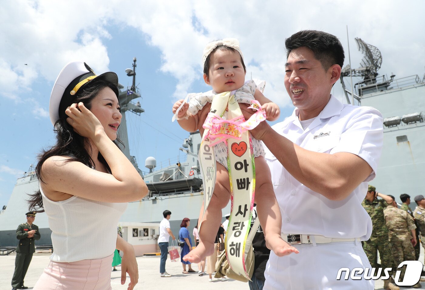 본문 이미지 - 22일 경남 창원시 진해구 진해군항에서 열린 '청해부대 39진(충무공이순신함) 파병 복귀 환영 행사'에서 임무를 마치고 복귀한 청해부대원이 가족과 인사를 나누고 있다. 2023.6.22/뉴스1 ⓒ News1 윤일지 기자