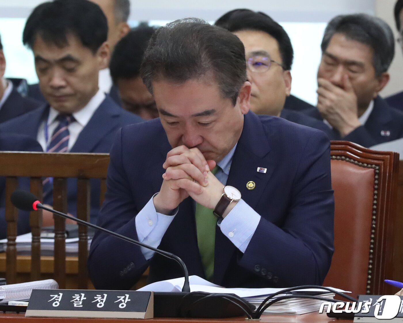 본문 이미지 - 윤희근 경찰청장이 22일 오전 서울 여의도 국회에서 열린 행정안전위원회 전체회의에서 자료를 보고 있다. 2023.6.22/뉴스1 ⓒ News1 송원영 기자