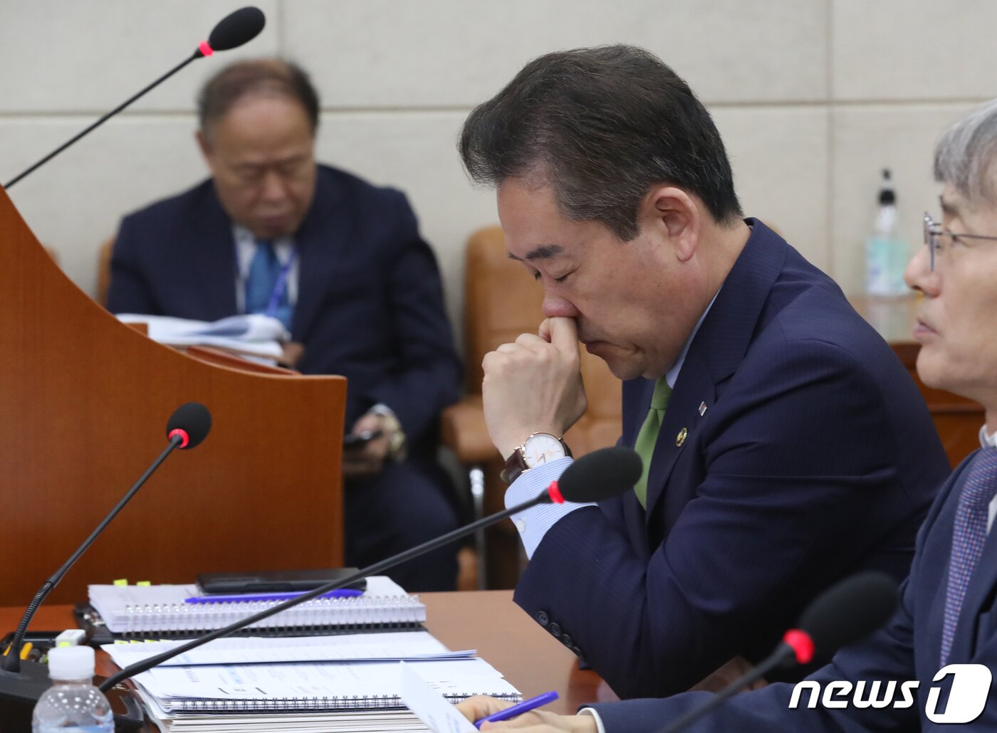 본문 이미지 - 윤희근 경찰청장이 22일 오전 서울 여의도 국회에서 열린 행정안전위원회 전체회의에서 자료를 보고 있다. 2023.6.22/뉴스1 ⓒ News1 송원영 기자