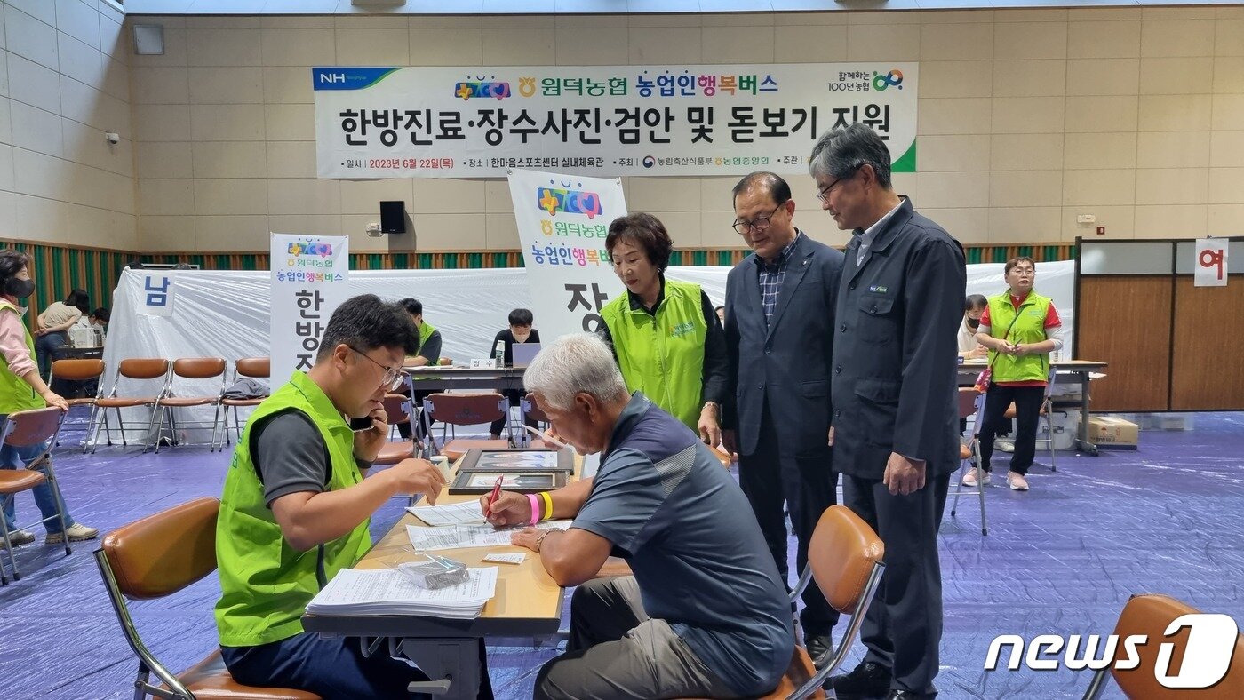 본문 이미지 - 찾아가는 복지사업 ‘농업인 행복버스’.(농협 삼척시지부 제공) 2023.6.22/뉴스1
